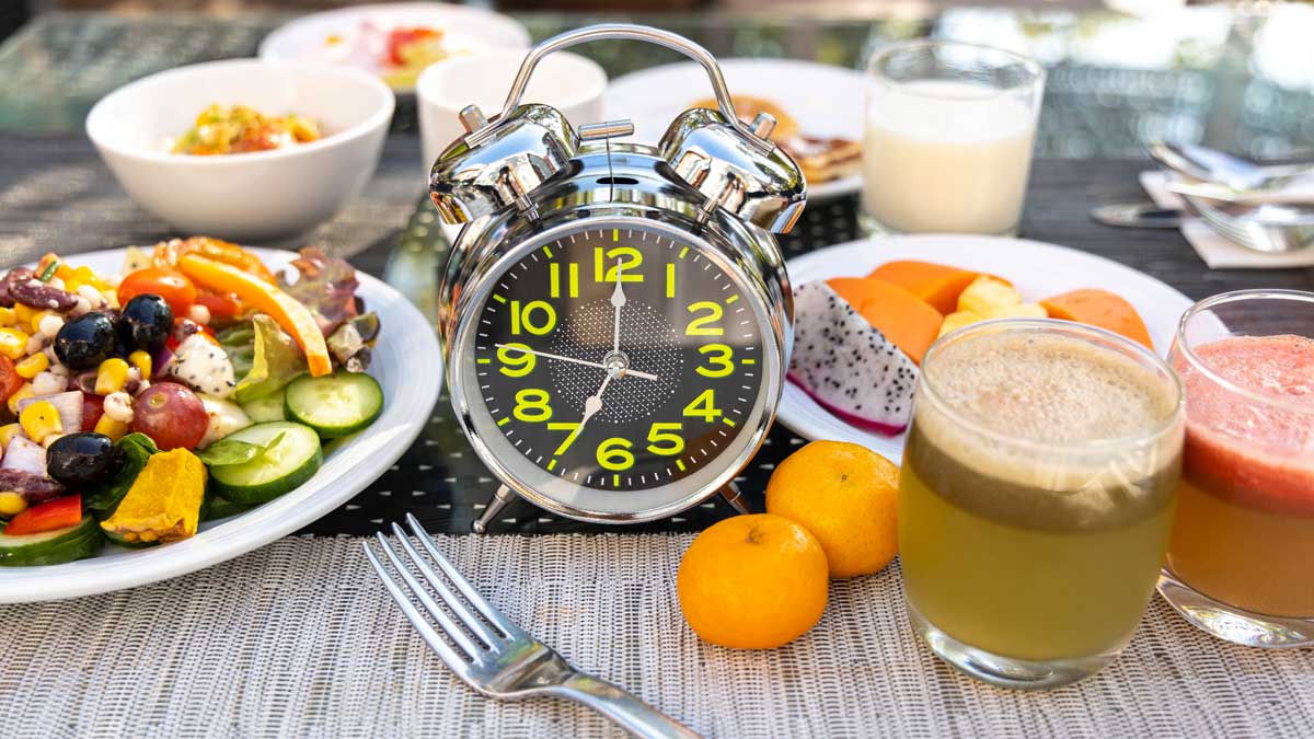 clock with nutritious food for intermittent fasting