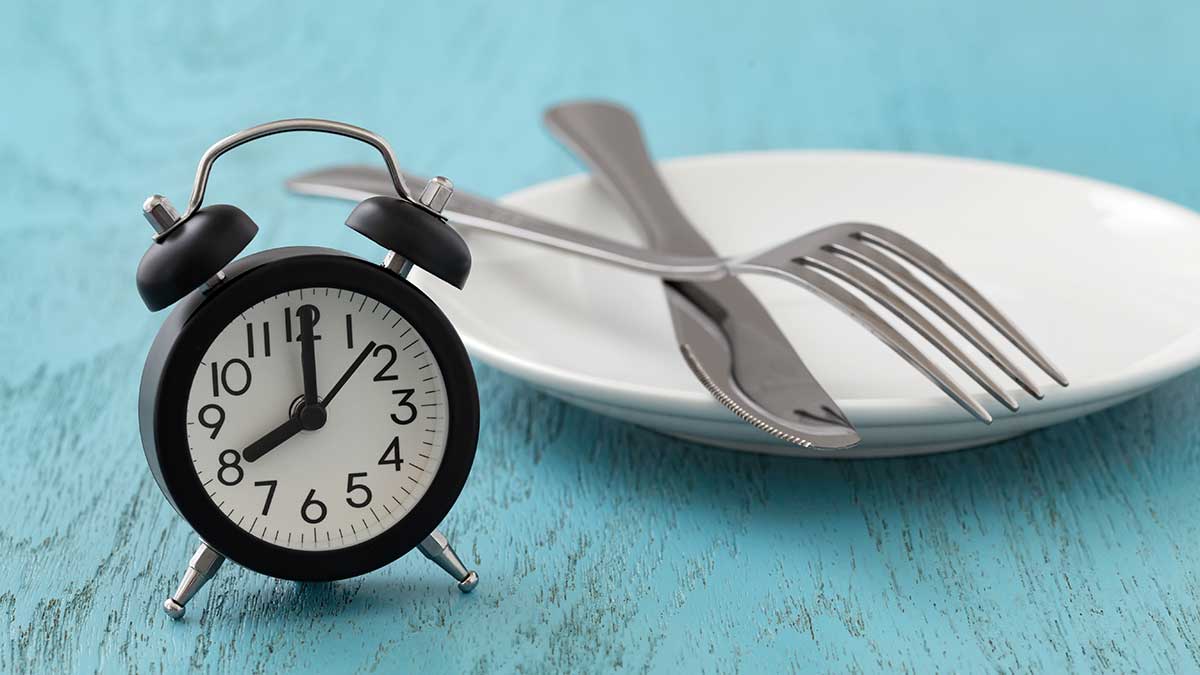 clock, plate and fork, intermittent fasting