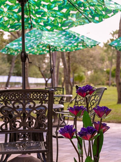 outdoor seating at health food cafe in Hernando County